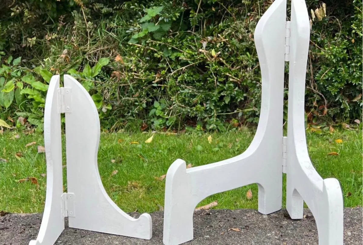 Hinged tabletop easels