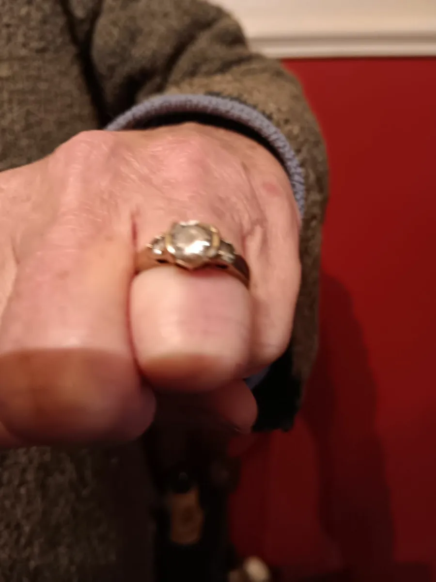 9ct gold ring - Image 1