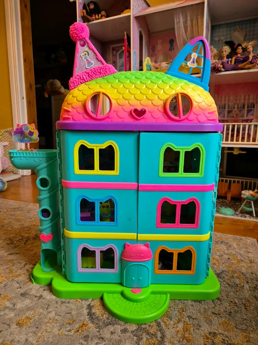 Gabby's Dollhouse house playset with characters - Image 1