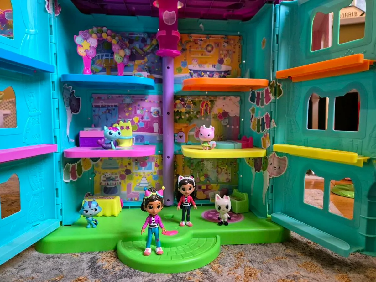 Gabby's Dollhouse house playset with characters - Image 4