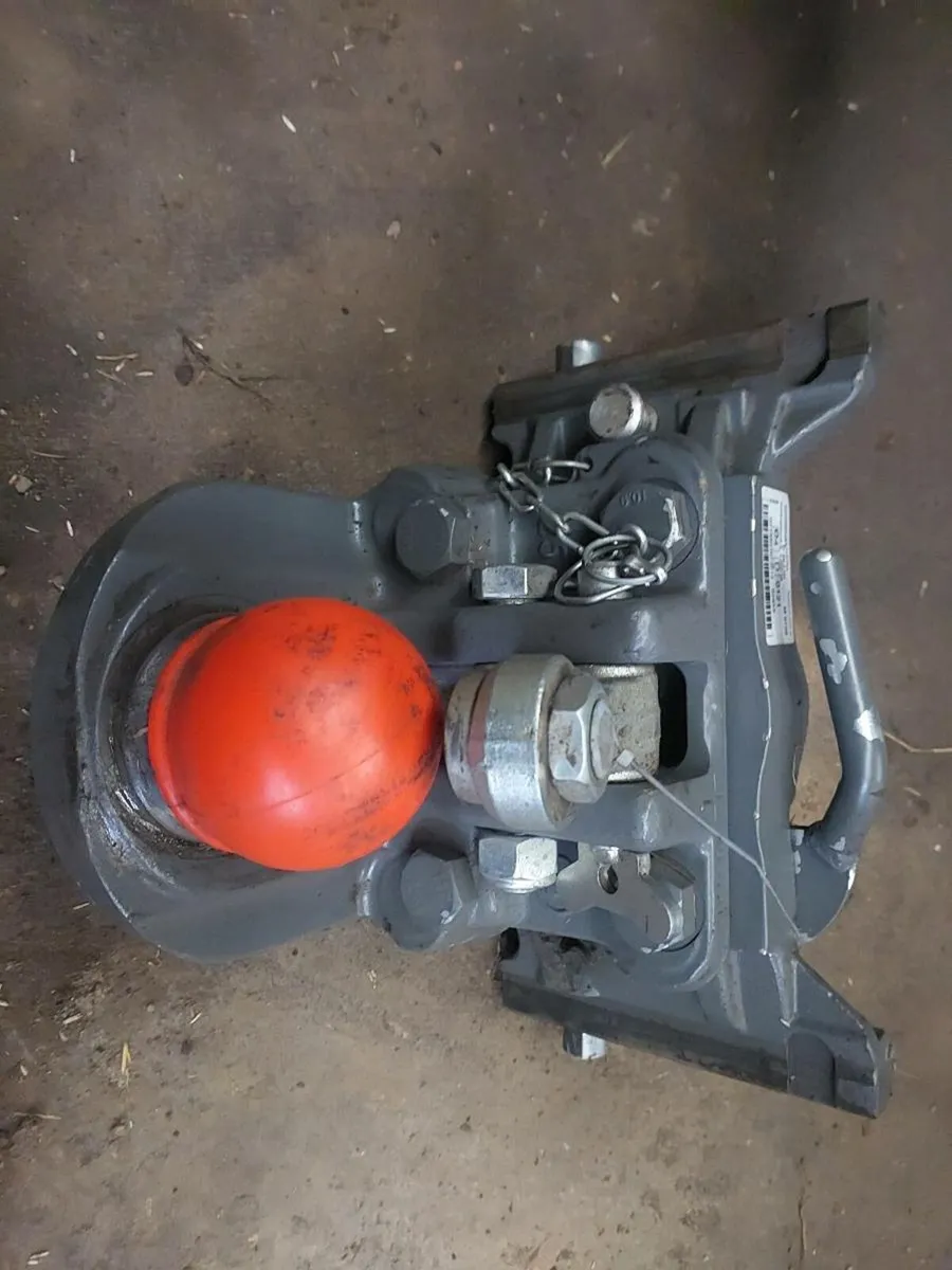 Genuine Fendt midmounted ball hitch (ladder hitch) - Image 1