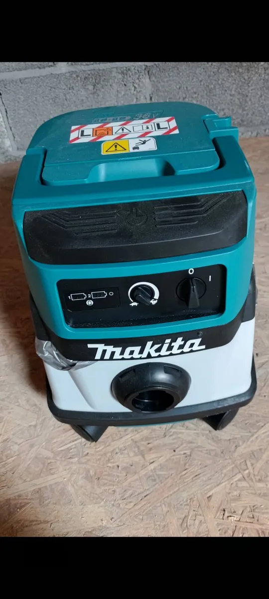 Makita Wet & Dry Vac,  Chorded & Battery - Image 1