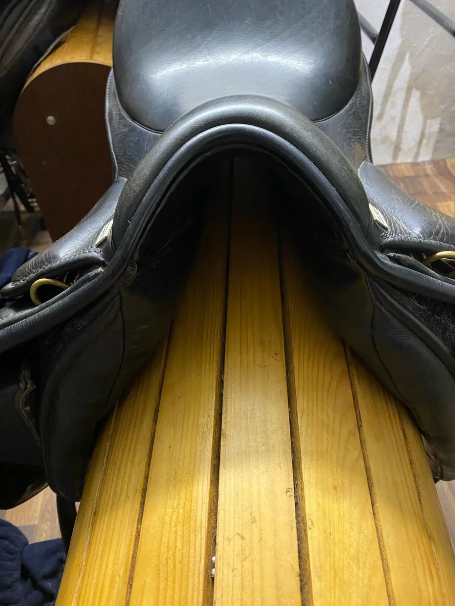 Sue Carson black Leather dressage saddle - Image 4