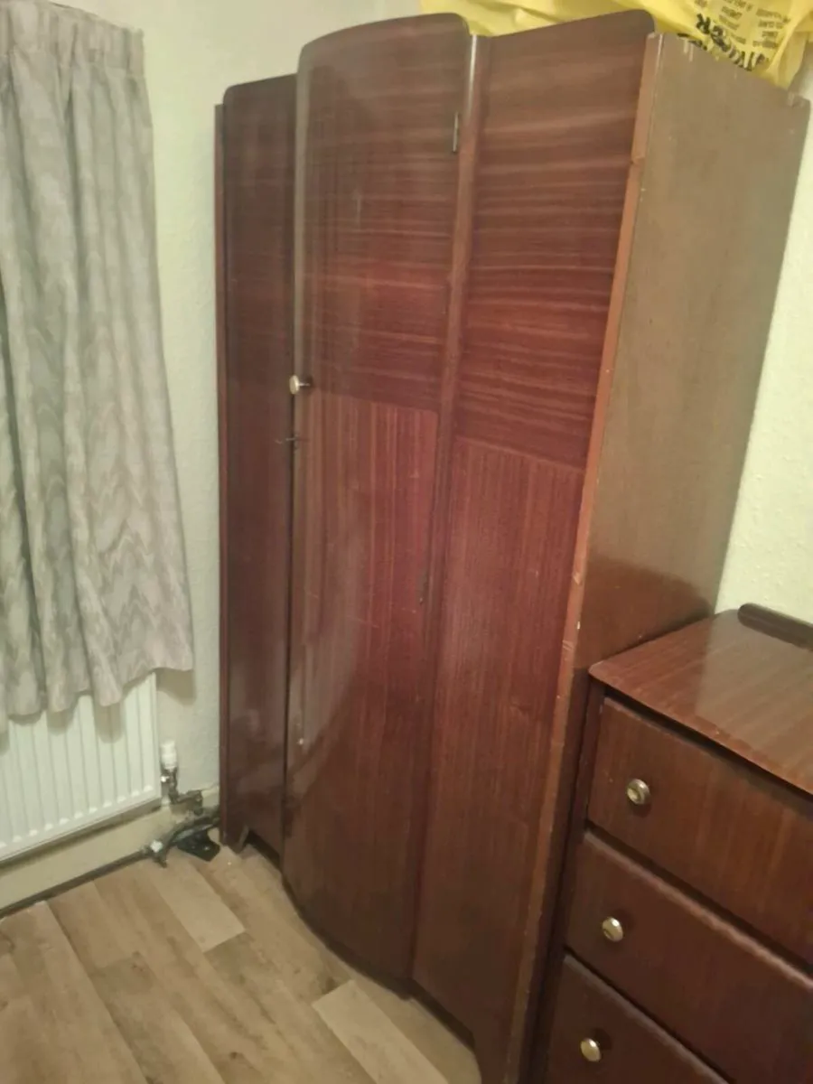 Wardrobe and matching chest of drawers - Image 1