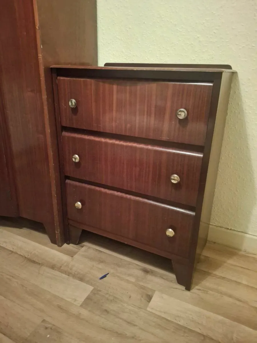 Wardrobe and matching chest of drawers - Image 2