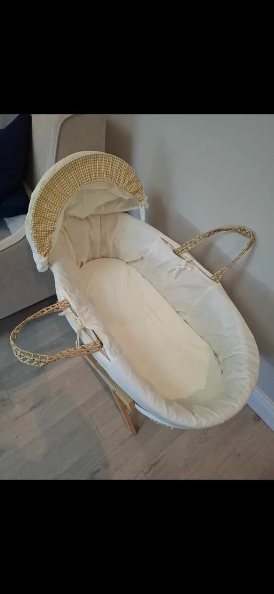 Moses basket & Stand - Image 3