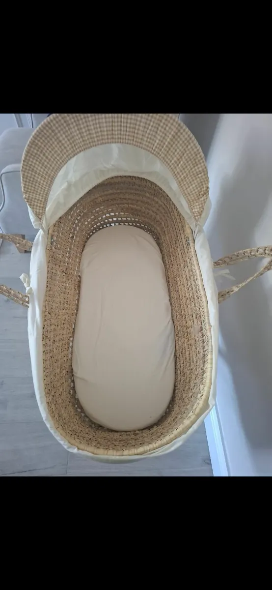 Moses basket & Stand - Image 4