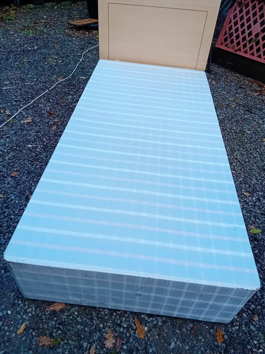 Bedroom furniture. - Image 1