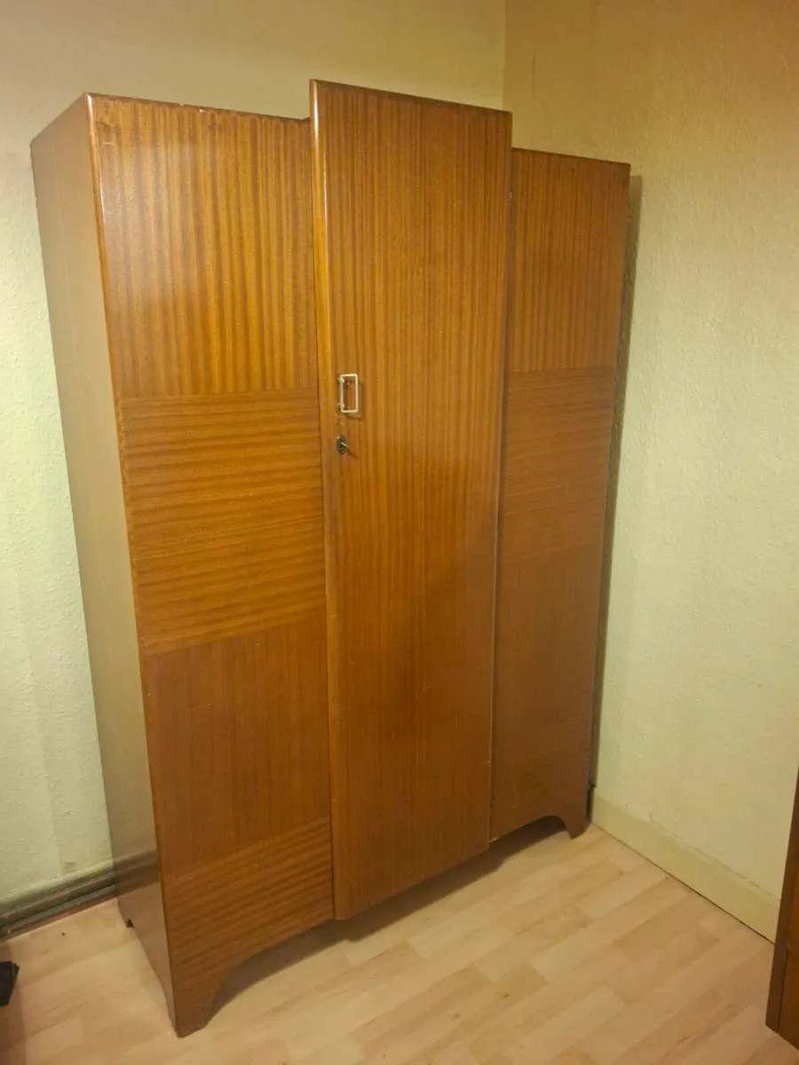 Wardrobe and matching chest of drawers - Image 1