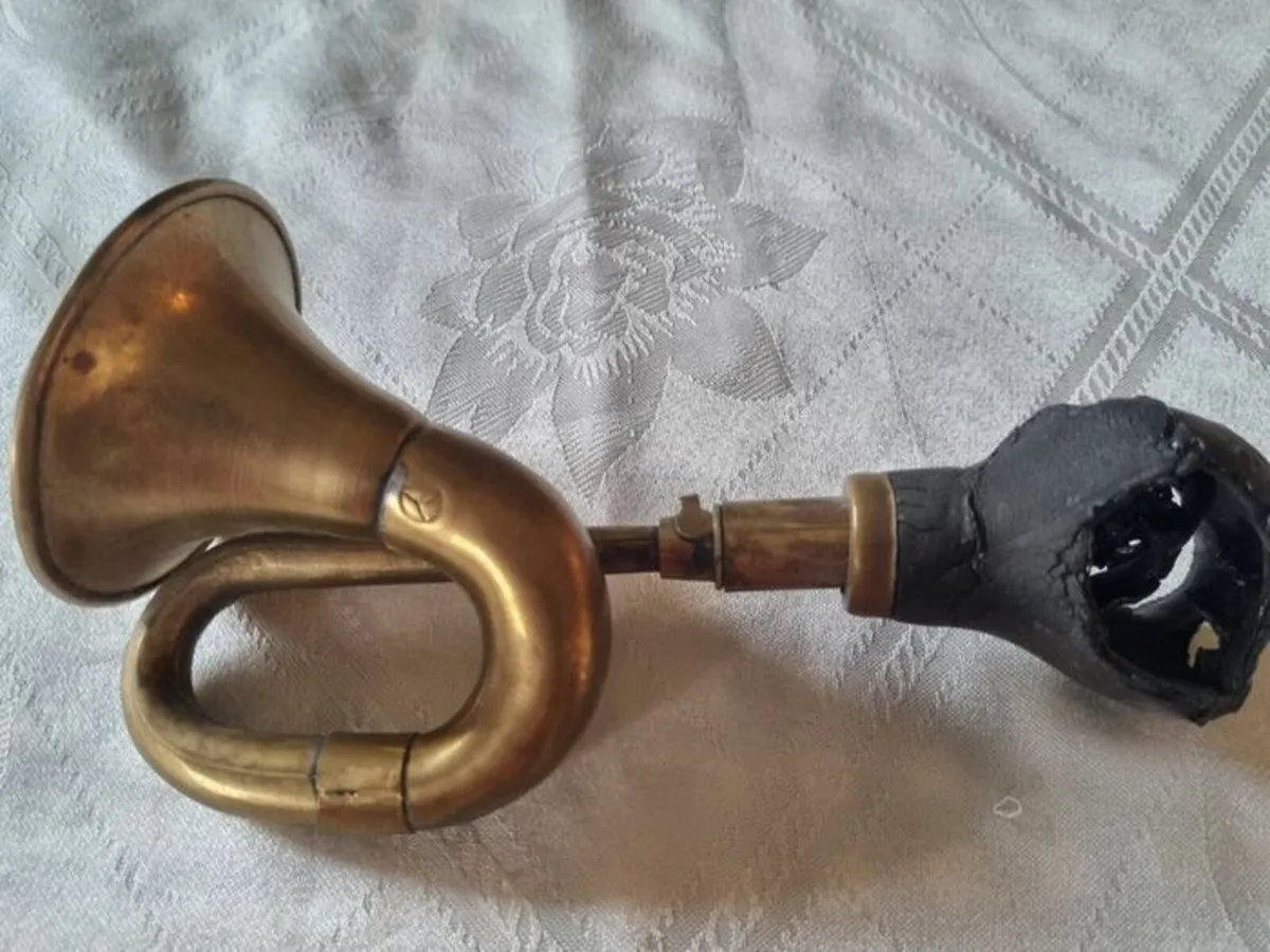Old brass Mercedes car horn - Image 2