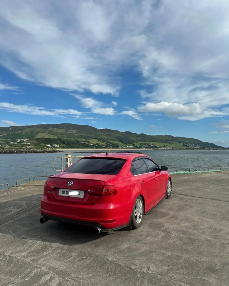 Volkswagen Jetta 2012 - Image 2