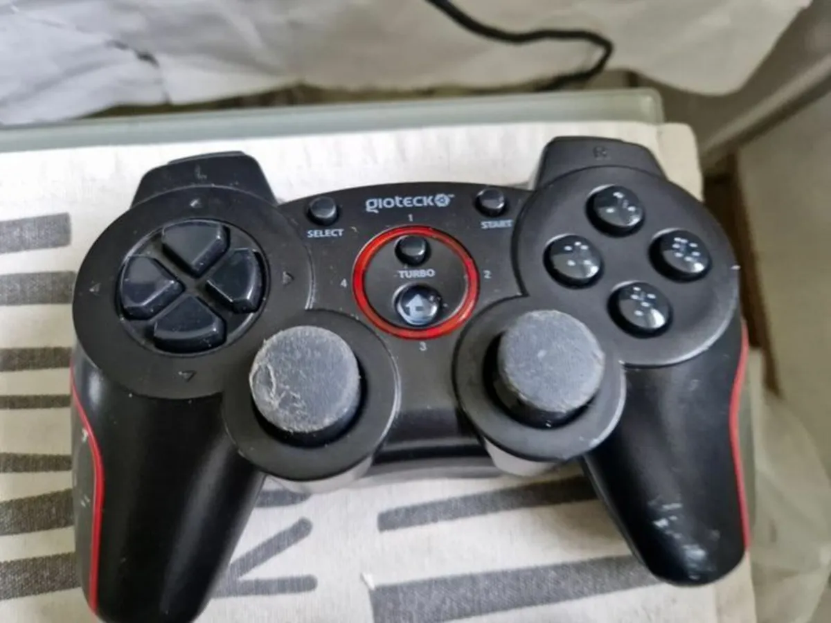 8 Controllers, 5 Wired, 2 Battery and 1 USB cable - Image 2