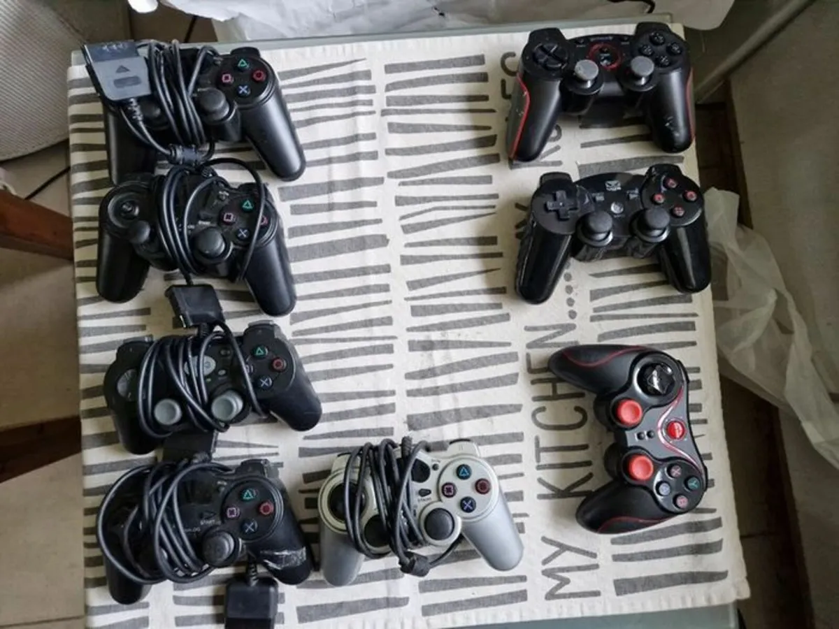8 Controllers, 5 Wired, 2 Battery and 1 USB cable - Image 1