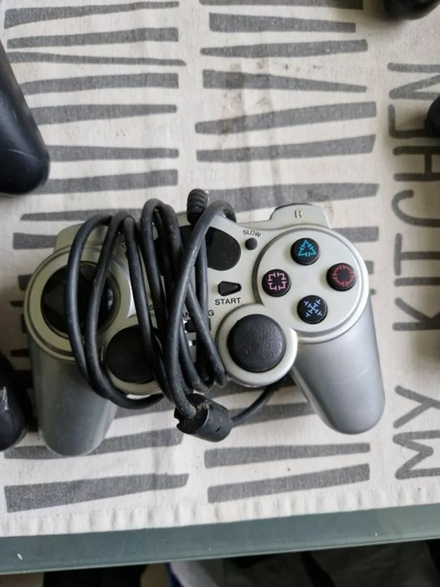 8 Controllers, 5 Wired, 2 Battery and 1 USB cable - Image 3