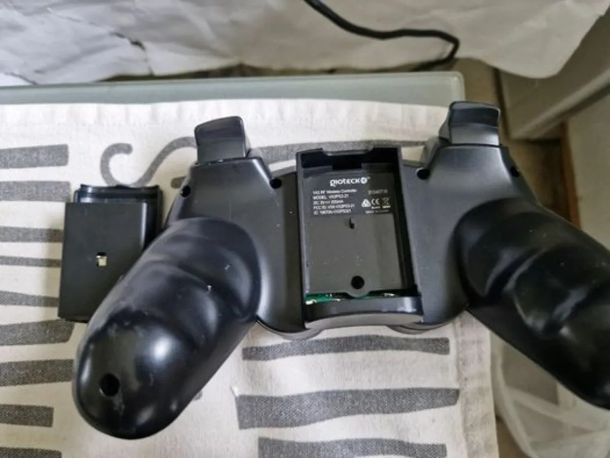 8 Controllers, 5 Wired, 2 Battery and 1 USB cable - Image 4