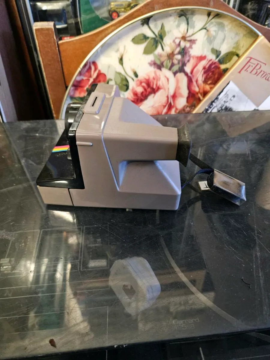 Vintage Polaroid Camera - Image 4