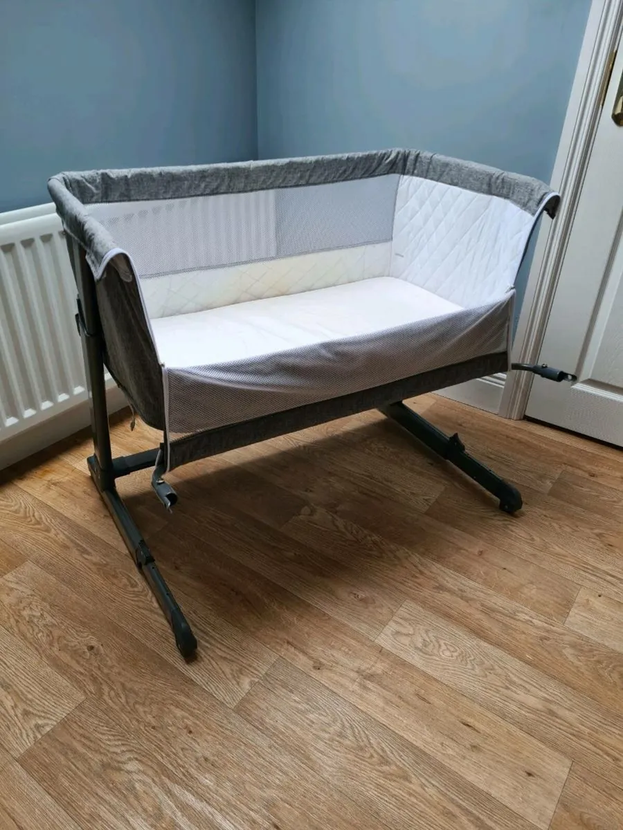 Next to me bedside crib - Image 2