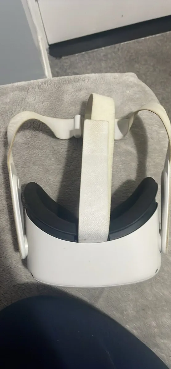 Oculus Quest 2 - Image 2