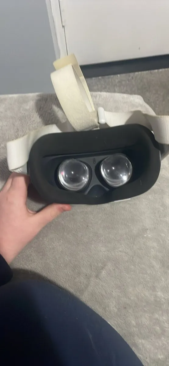 Oculus Quest 2 - Image 3