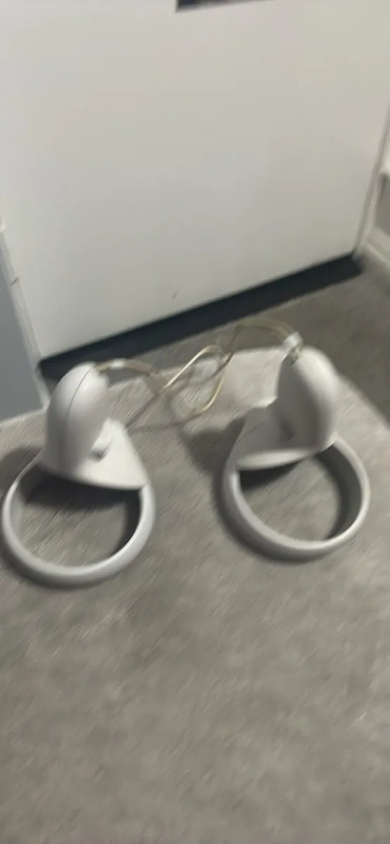 Oculus Quest 2 - Image 4