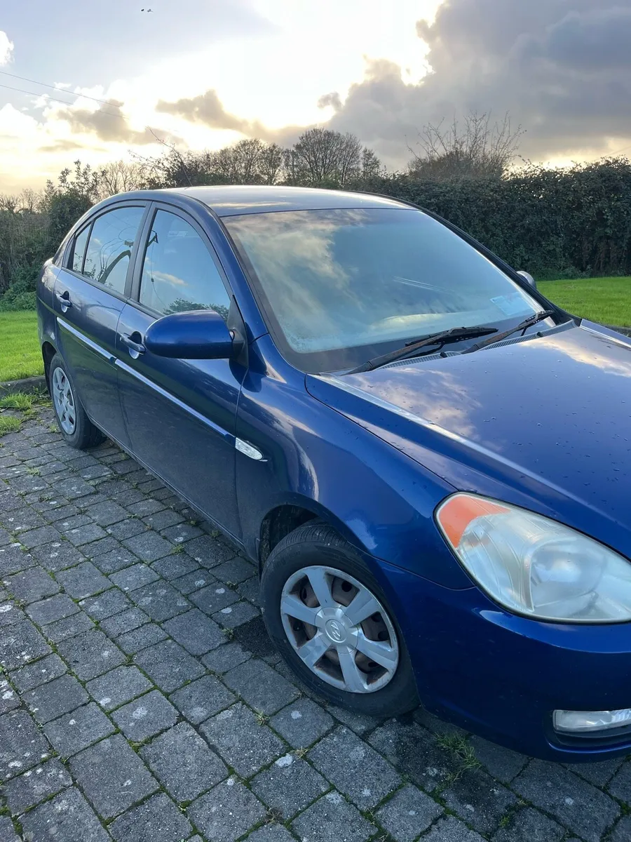 **07 Hyundai Accent** - Image 2