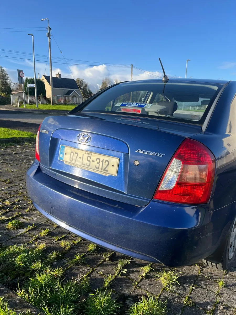 **07 Hyundai Accent** - Image 4