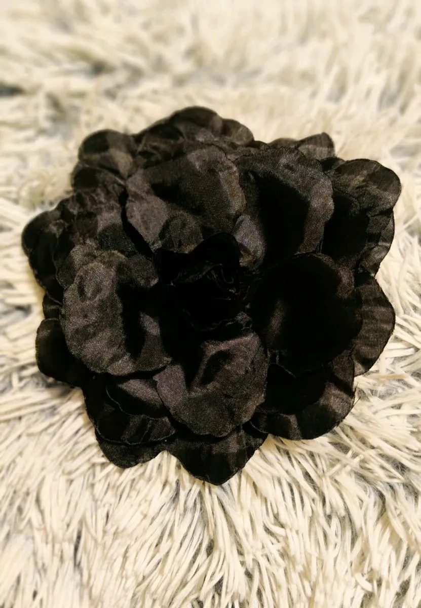 🖤 Black Flower Hair Clip – Chic, Dramatic & Versa - Image 1