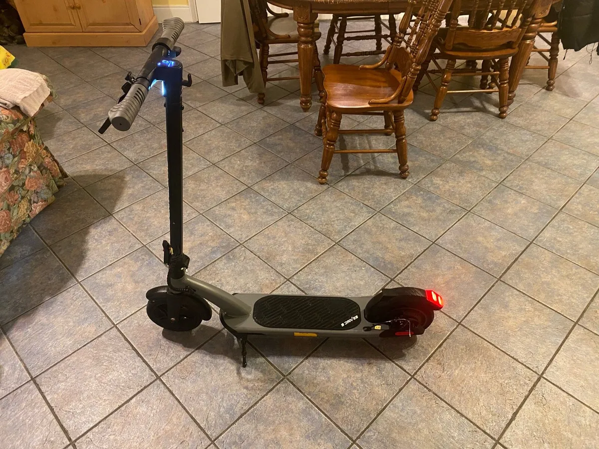 Thorpe 30 Electric Scooter – Excellent Condition – - Image 1