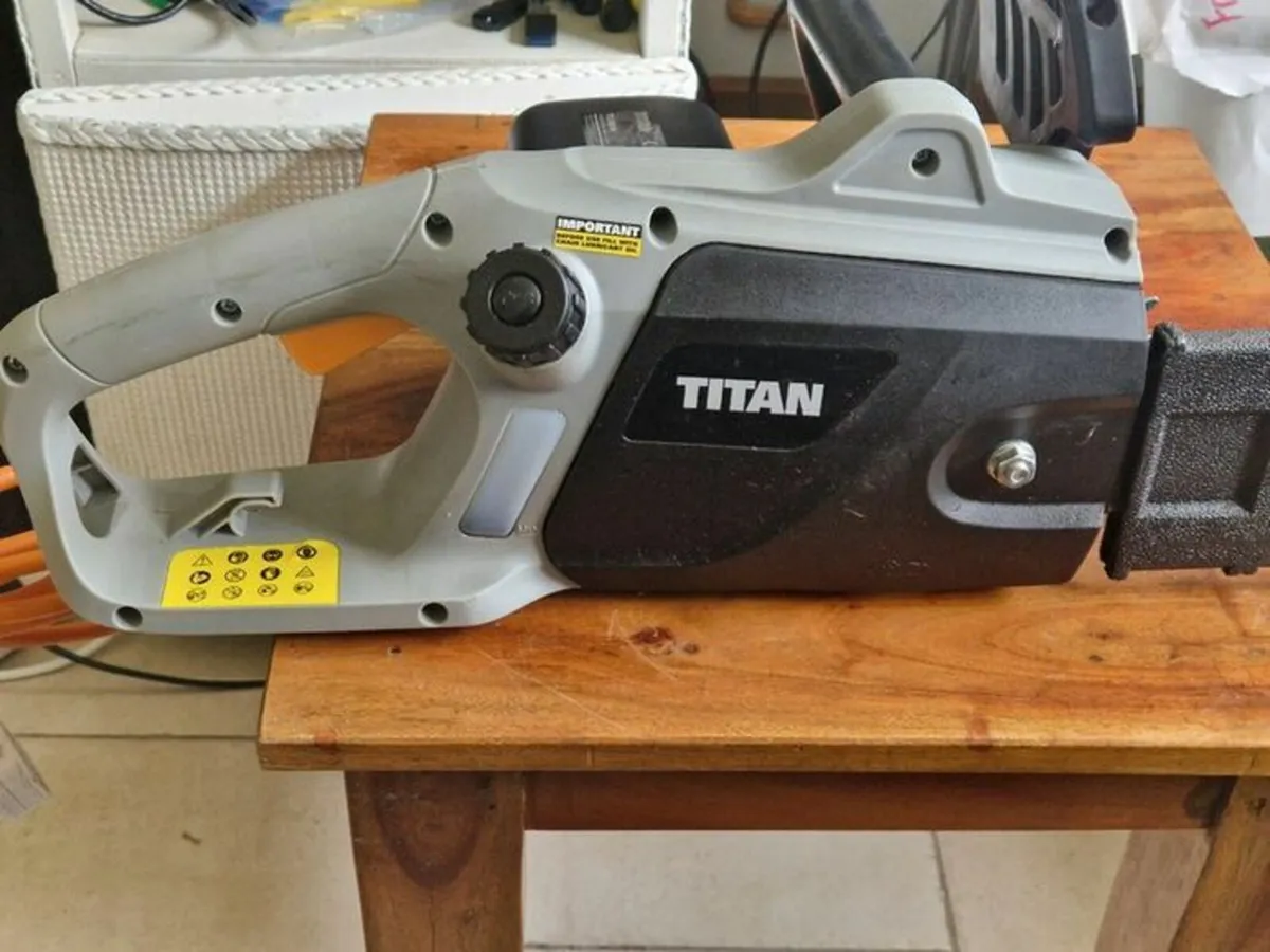 Titan 2000W 230-240V Electric 40cm Chainsaw - Image 1