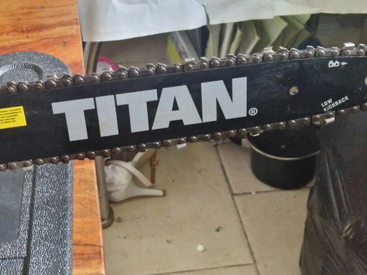 Titan 2000W 230-240V Electric 40cm Chainsaw - Image 3