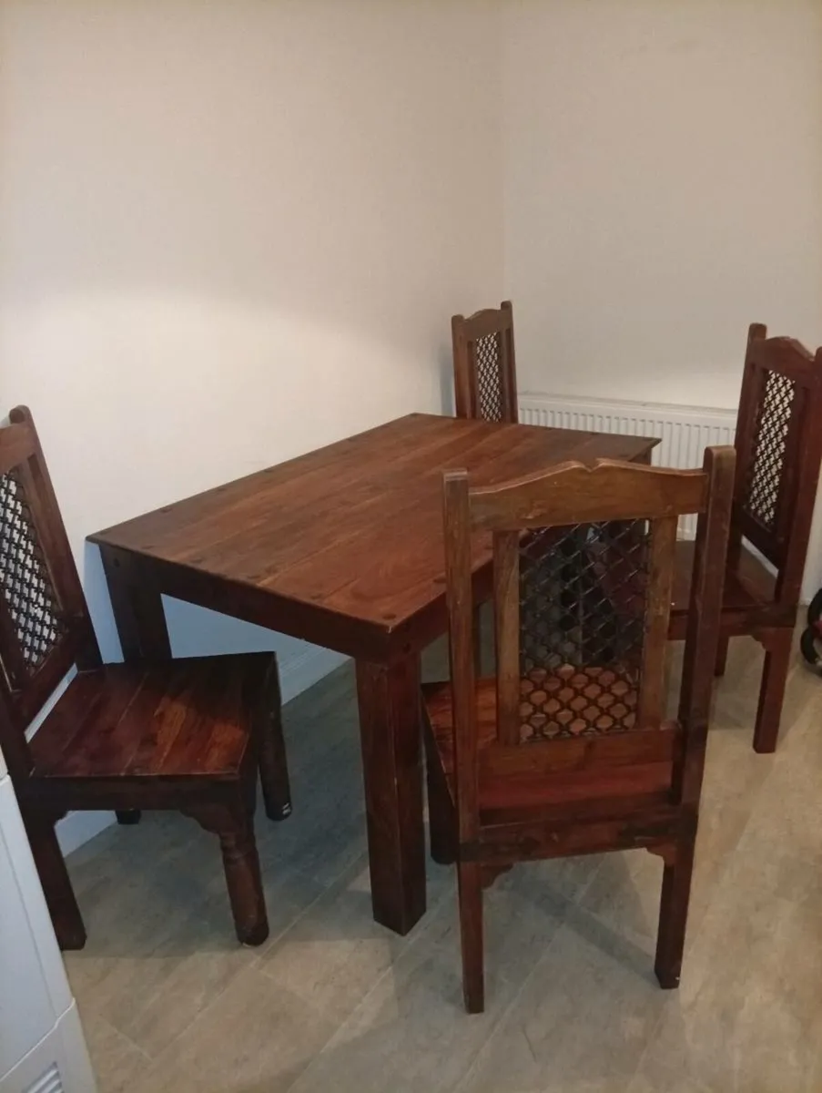 Table and chairs - Image 1