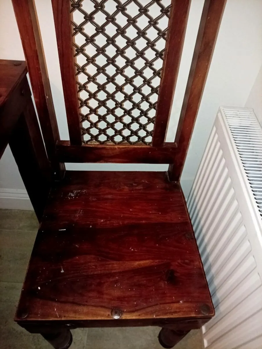 Table and chairs - Image 2