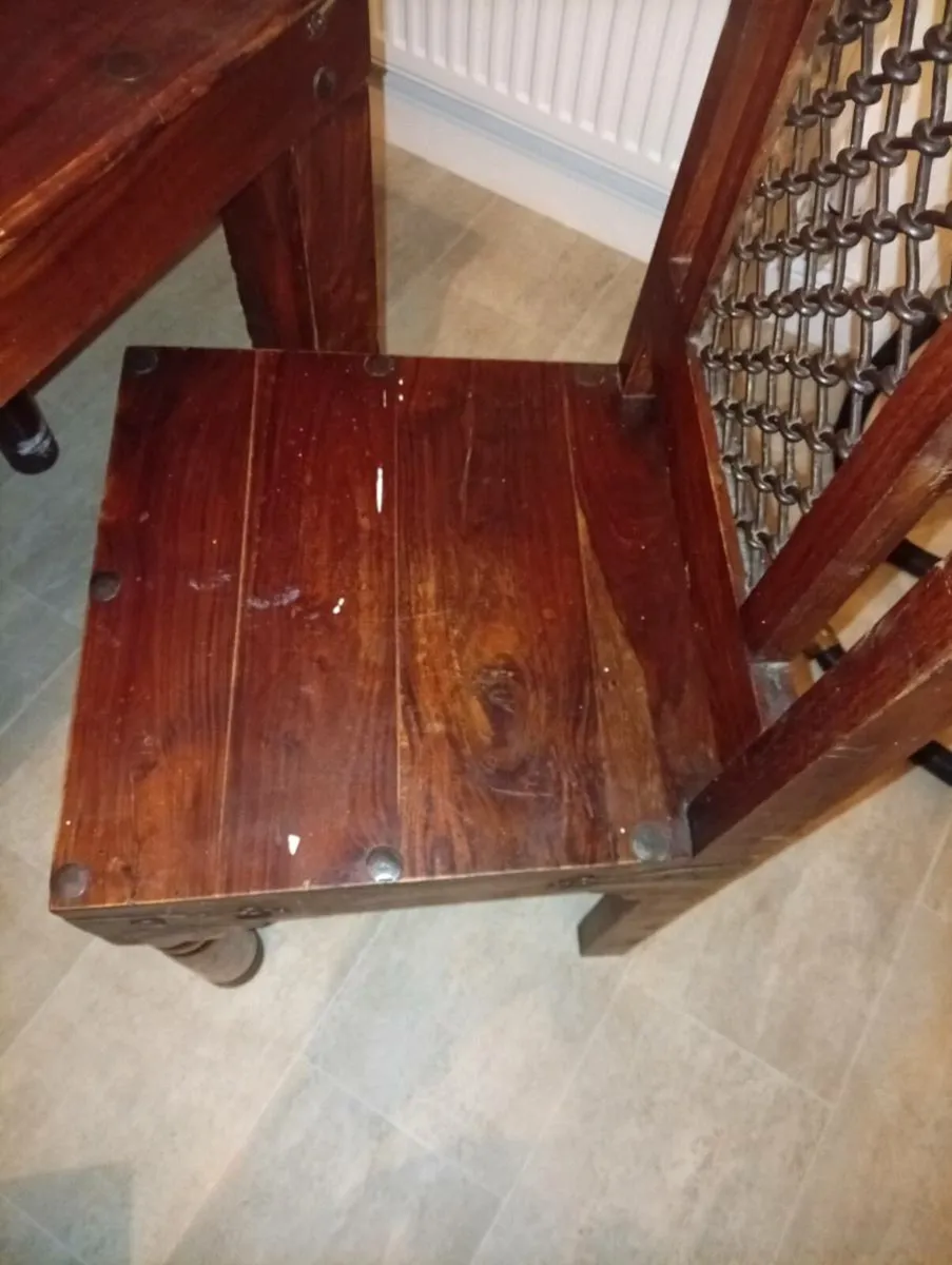 Table and chairs - Image 3