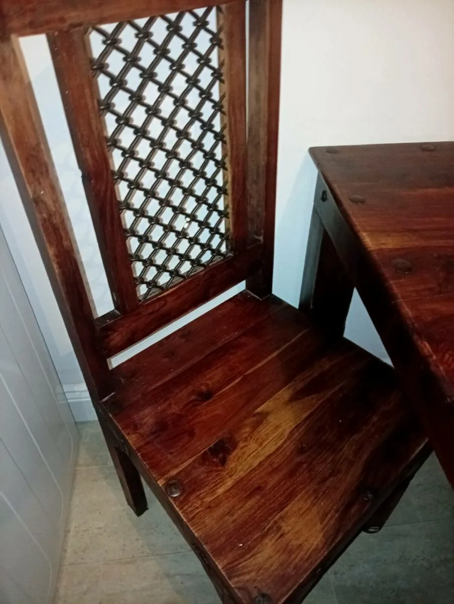 Table and chairs - Image 4