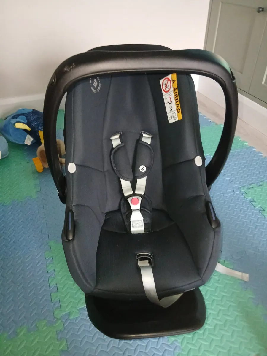 Maxi cosi tinca car seat and isofix base - Image 1