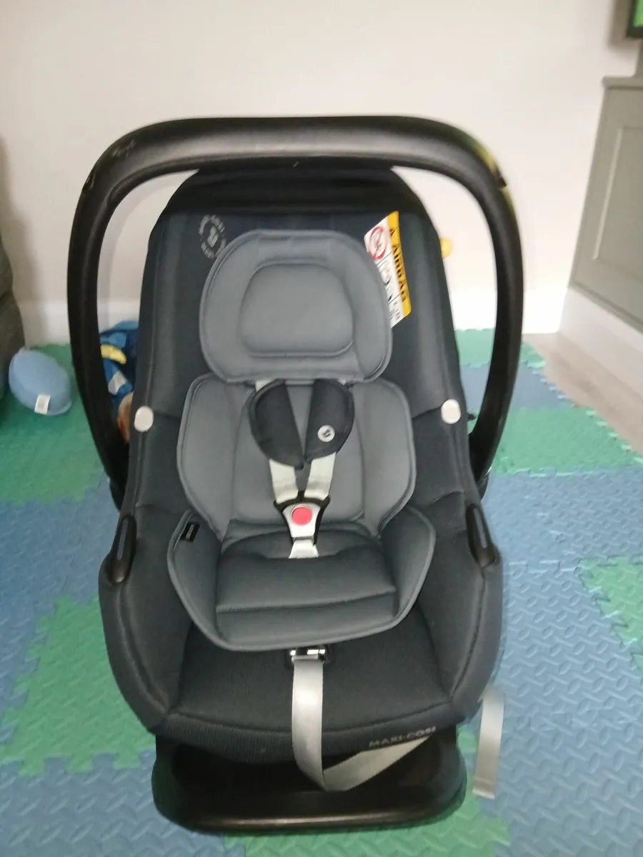 Maxi cosi tinca car seat and isofix base - Image 2