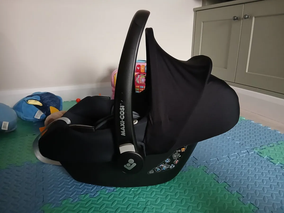 Maxi cosi tinca car seat and isofix base - Image 3