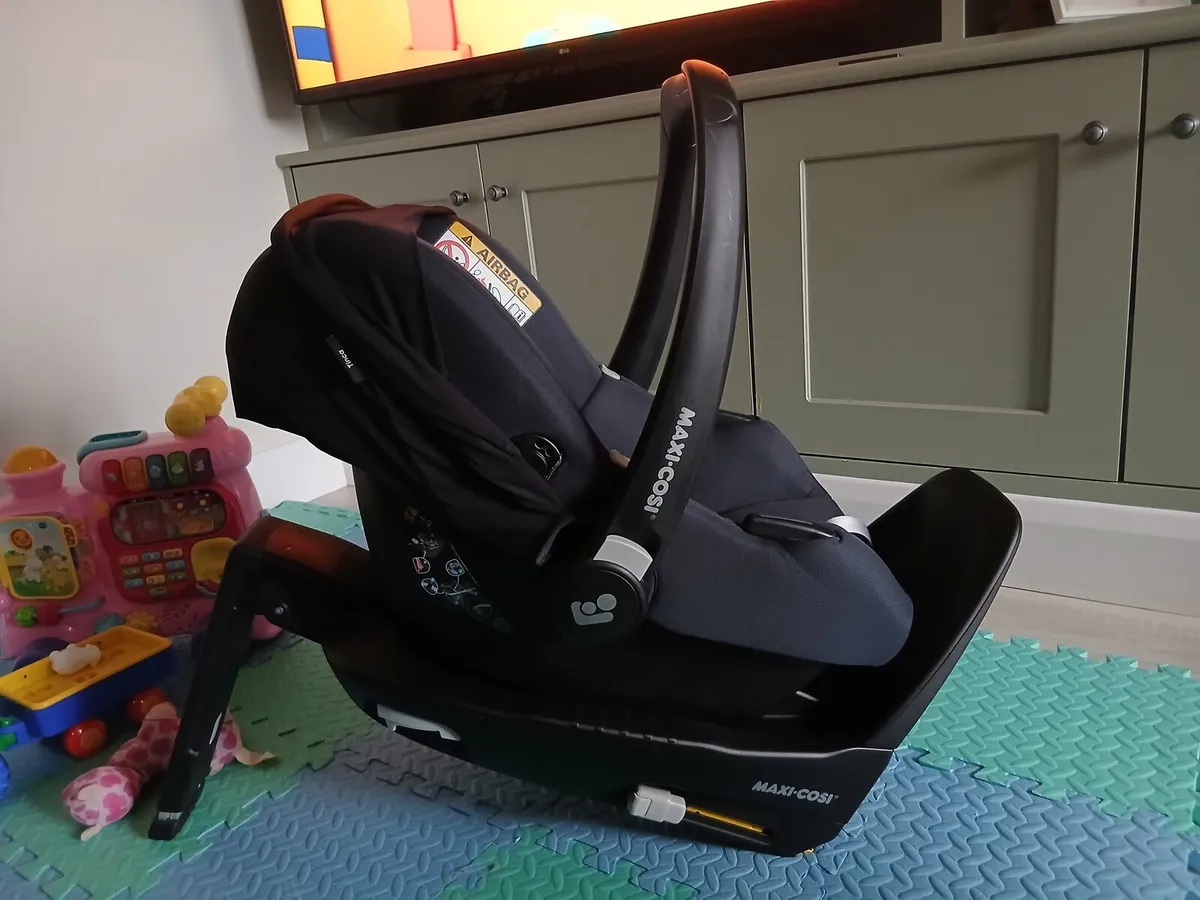 Maxi cosi tinca car seat and isofix base - Image 4