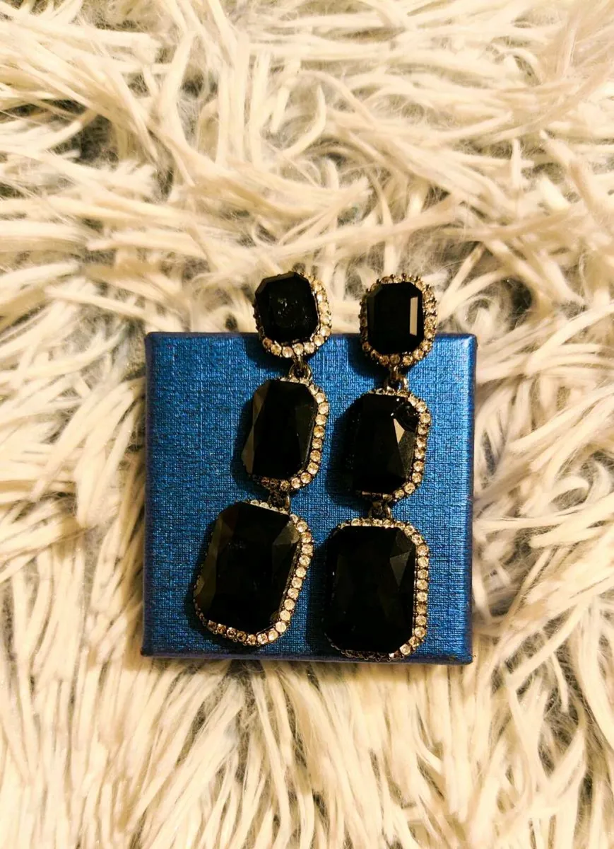 💫 Black Gemstone Drop Earrings - Image 1