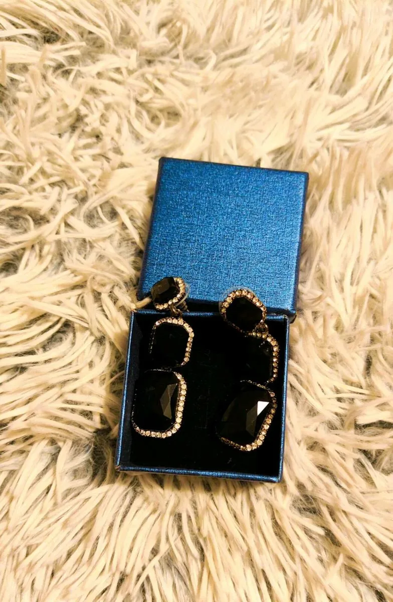 💫 Black Gemstone Drop Earrings - Image 2