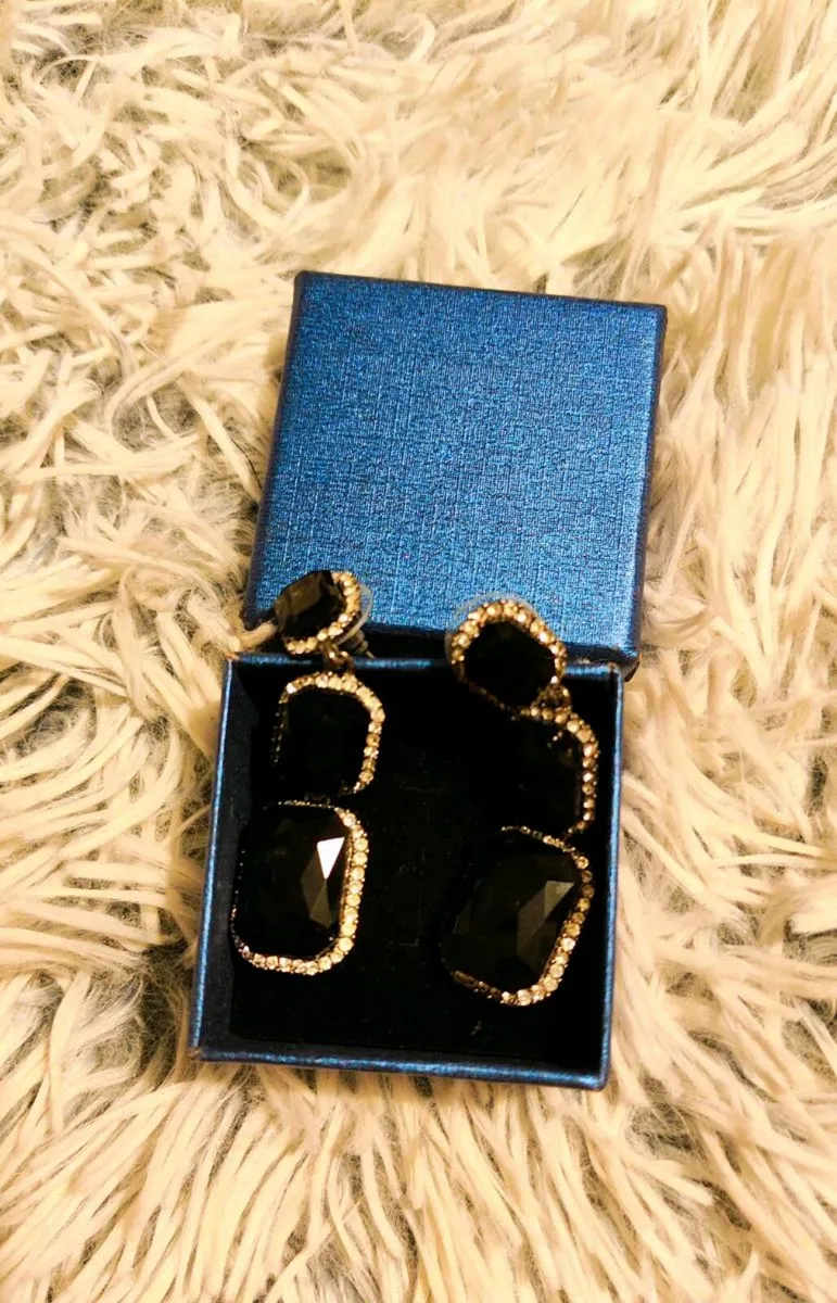 💫 Black Gemstone Drop Earrings - Image 3