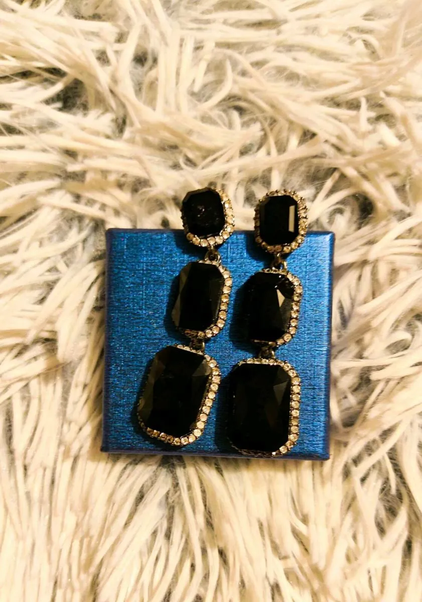 💫 Black Gemstone Drop Earrings - Image 4
