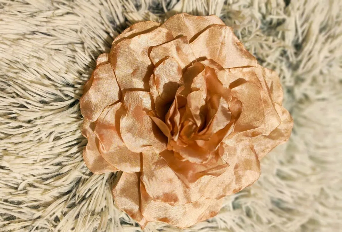 🍑 Peach Flower Hair Clip – Soft, Romantic & Versa - Image 1