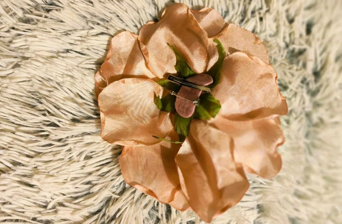 🍑 Peach Flower Hair Clip – Soft, Romantic & Versa - Image 2