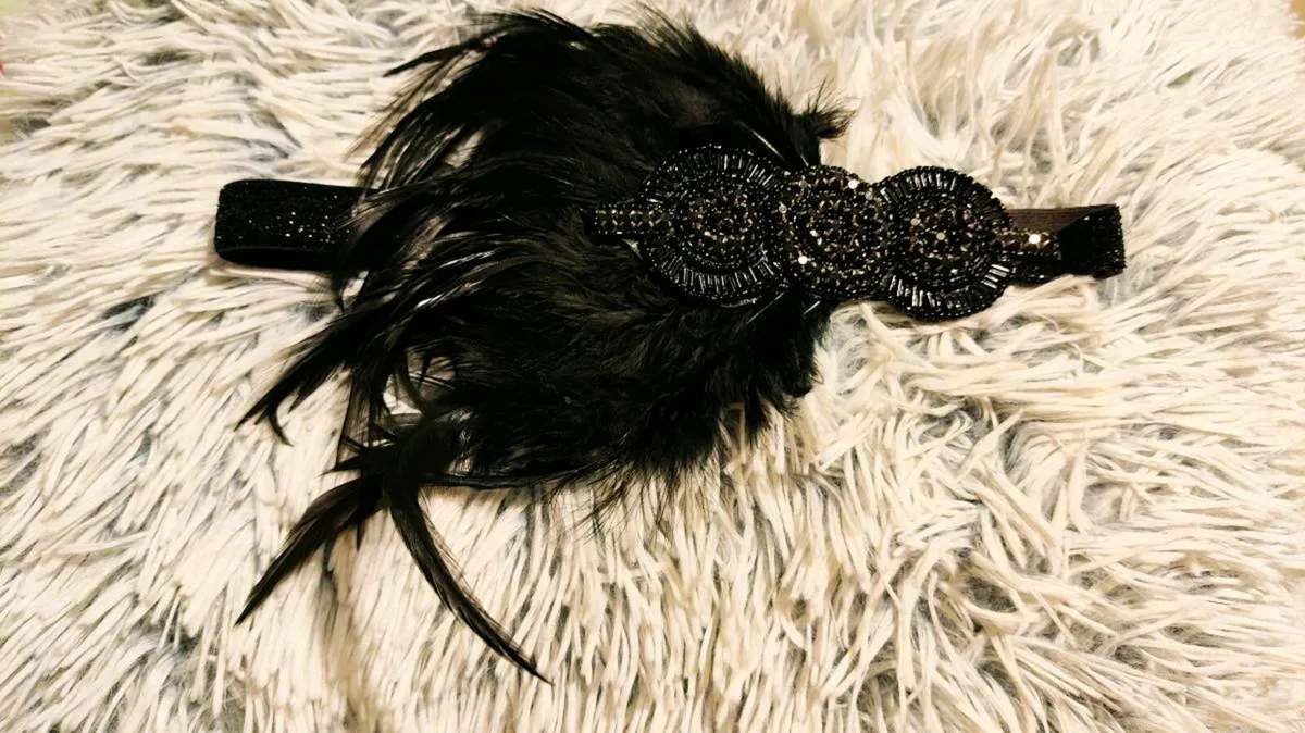 🖤 Vintage-Inspired Black Feather Headband – Glamo - Image 2