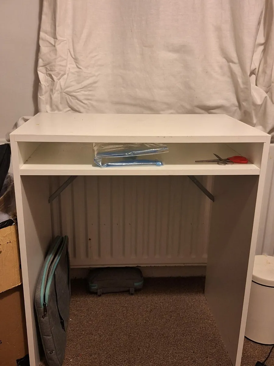 Small desk - Image 1