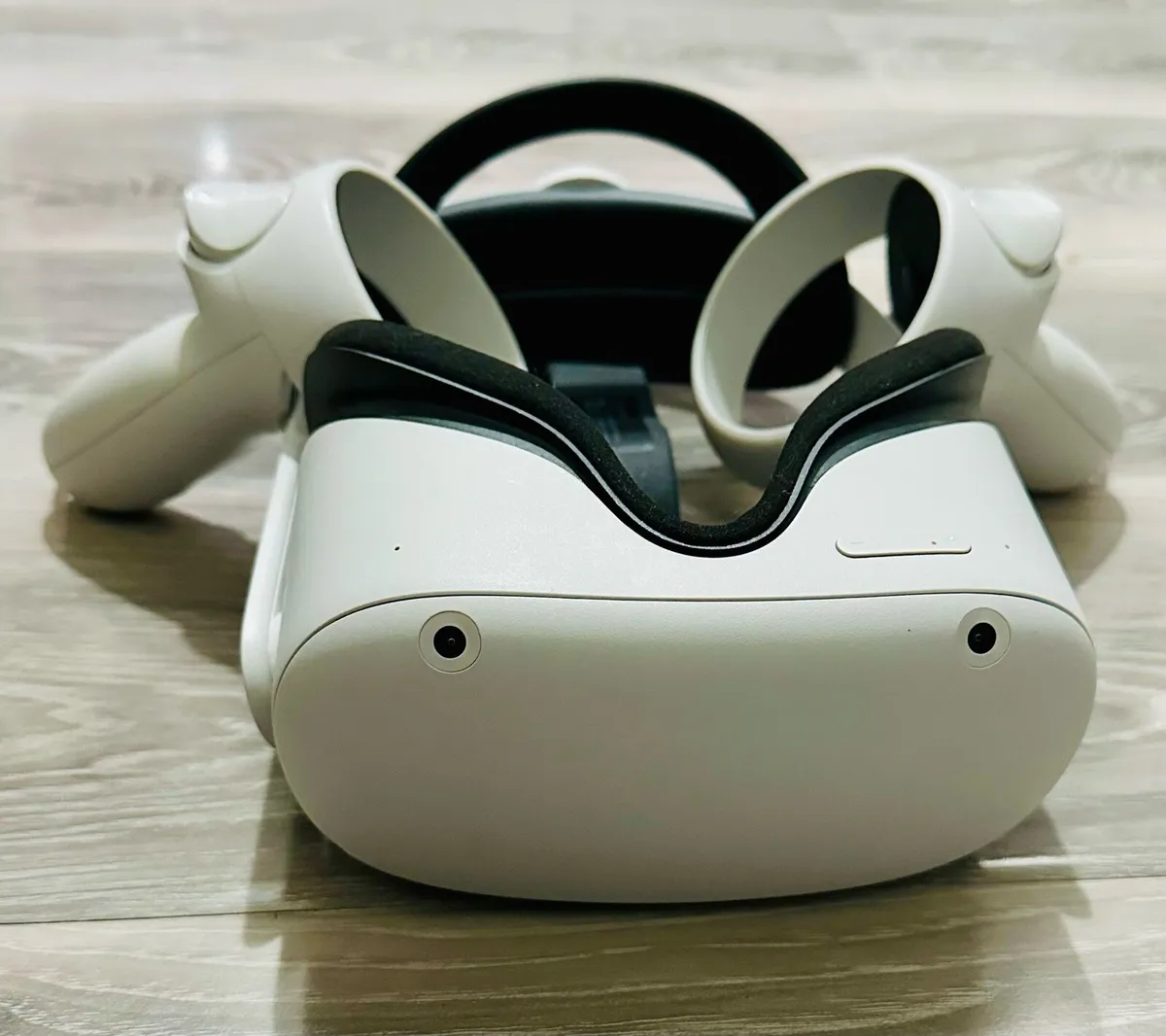 Meta Quest 2 128gb + Elite Head Strap - Image 1