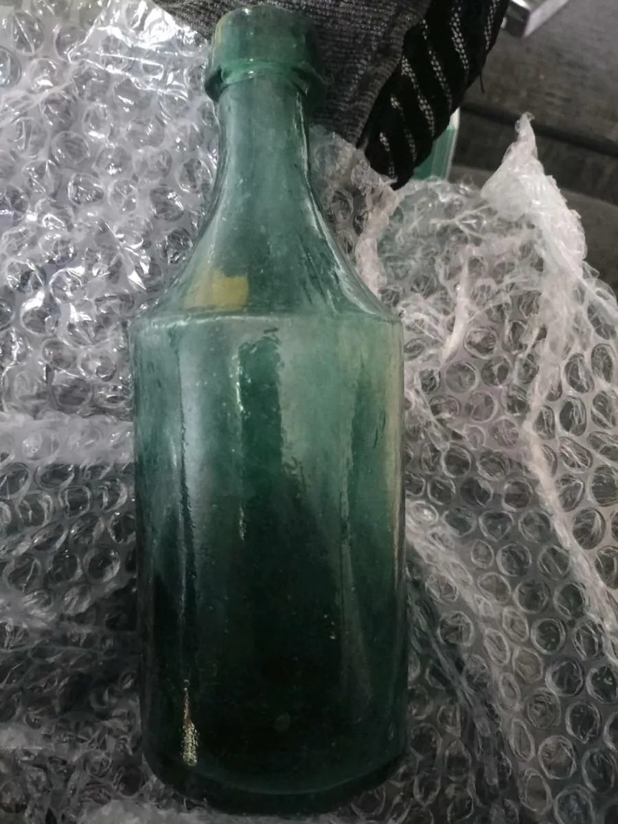 VINTAGE.. FAT BUG BOTTLE... GLASS GREEN .. D - Image 3