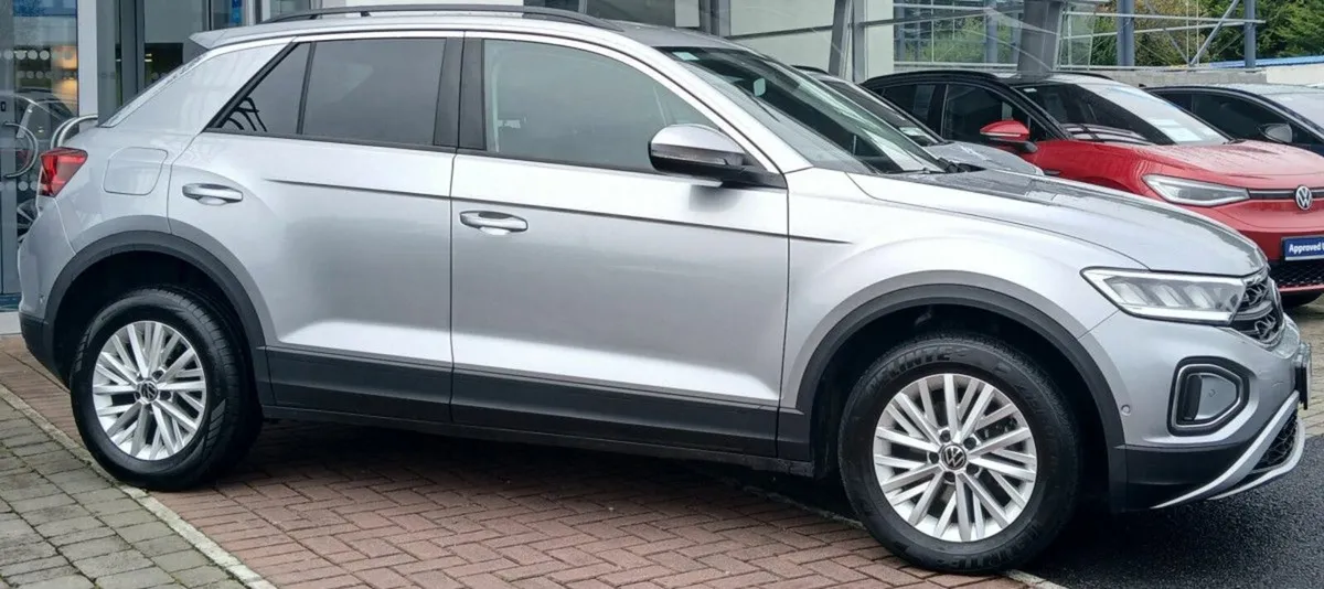 Volkswagen T-Roc Life 1.0 TSI 110HP ** REAR VIEW C - Image 2