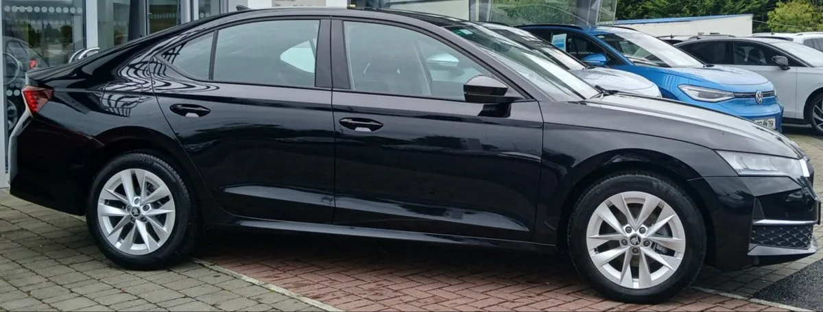 Skoda Octavia Selection 2.0TDI 115HP **REAR VIEW C - Image 2